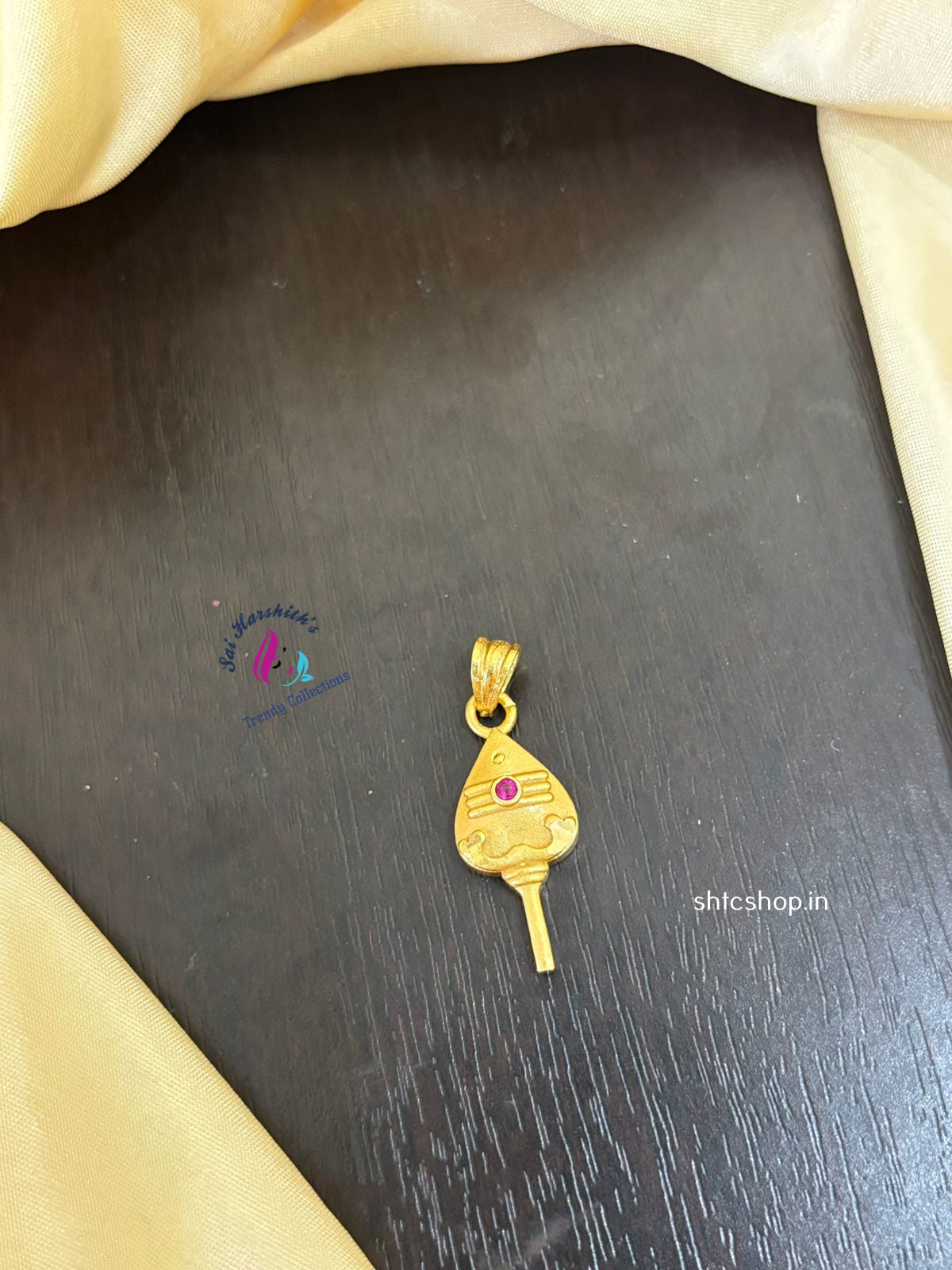 1 Gm Gold Polished Vel Pendant - SHTC1308