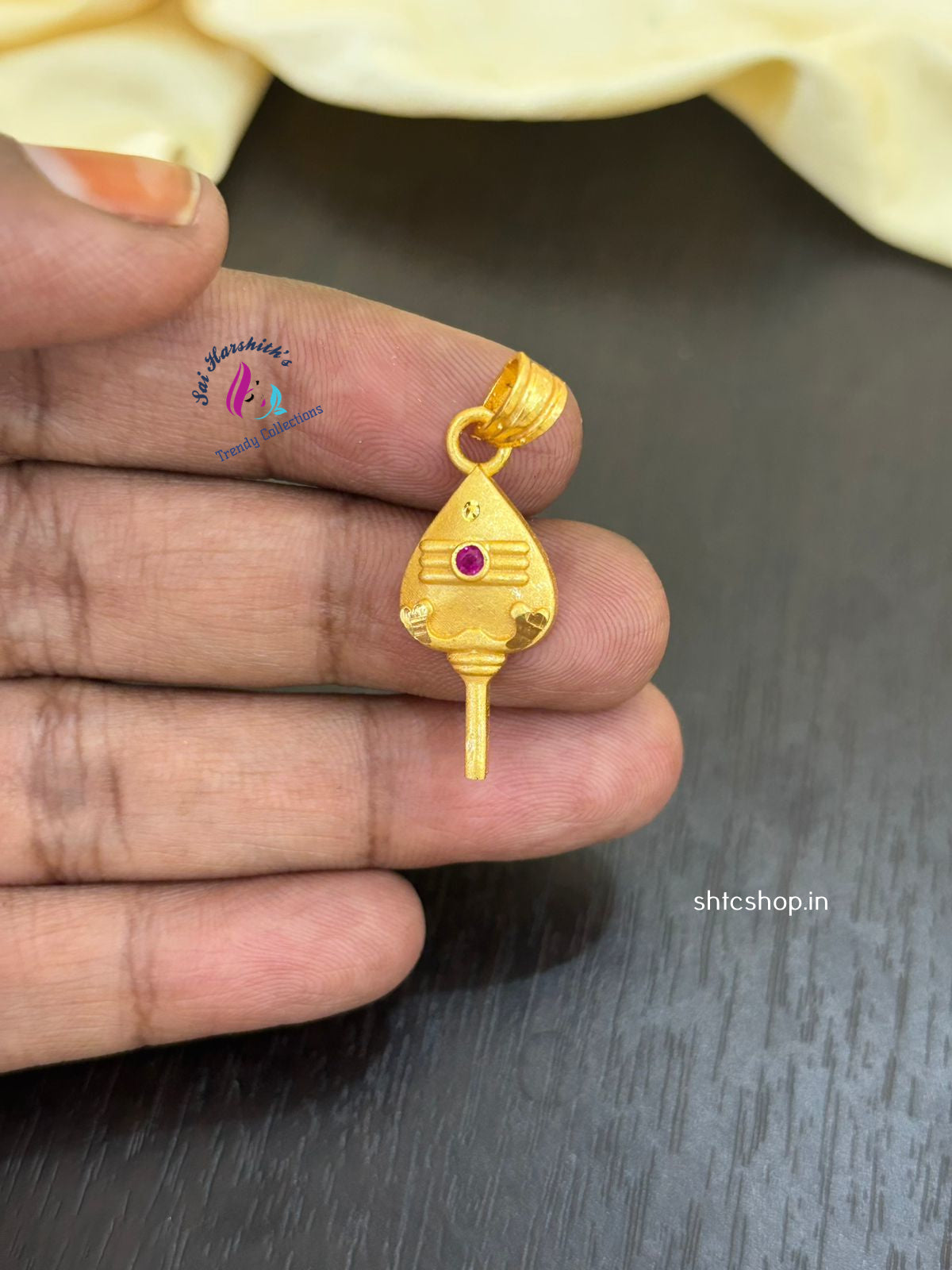 1 Gm Gold Polished Vel Pendant - SHTC1308