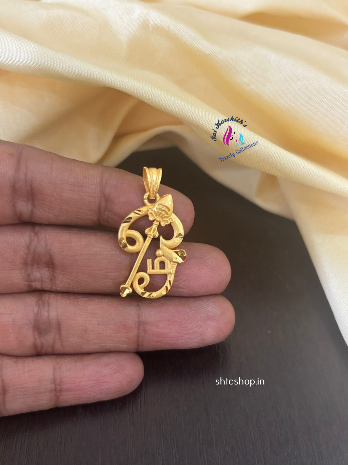 1 Gm Gold Polished Om Pendant with Vel - SHTC1316