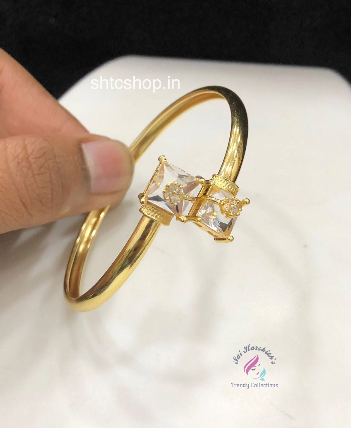 Gold Finish Flexible Bracelet - SHTC1470