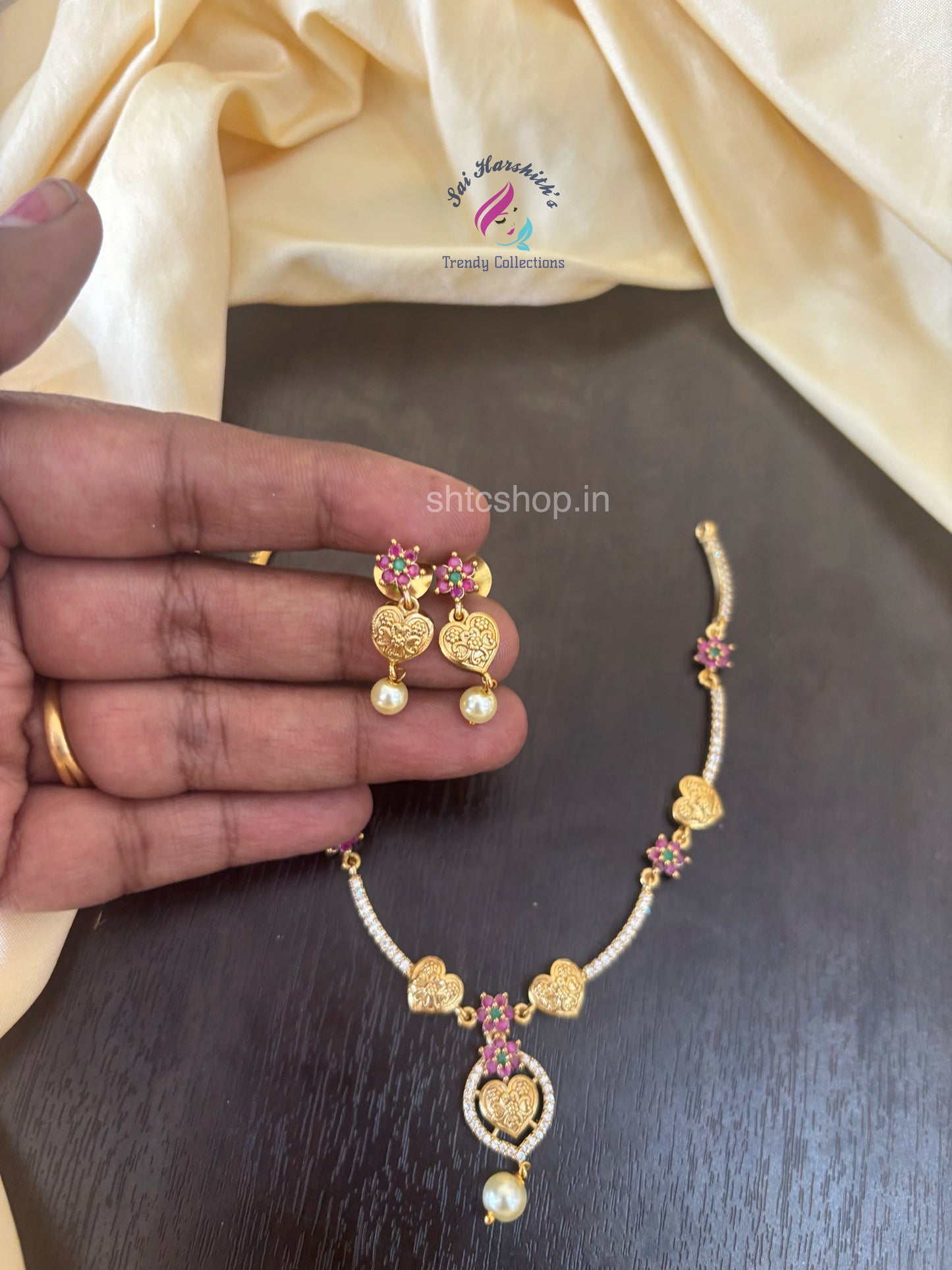 Cute Mate Finish Ad Stone Necklace (Muticolour) - SHTC1524