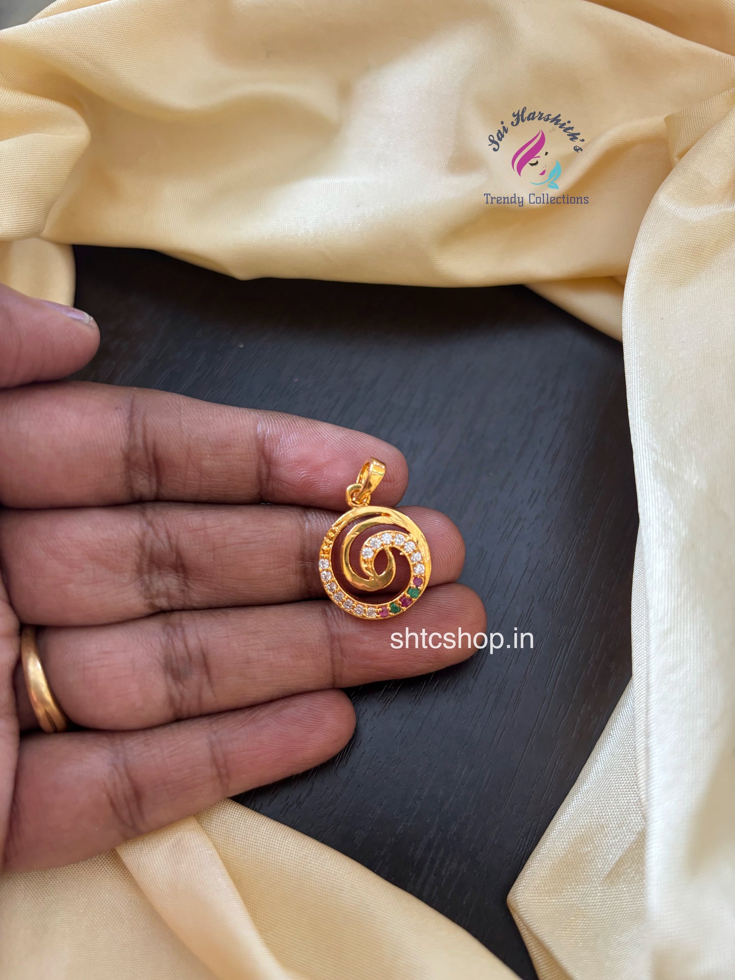 1 gm Gold Polished Pendants without any Images - SHTC1594