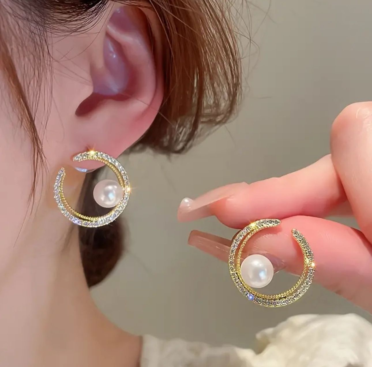 Hollow Moon Design Stud Earrings - KE102