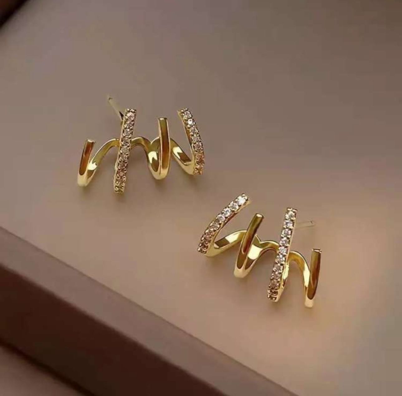 Trendy Claw Studs - KE139