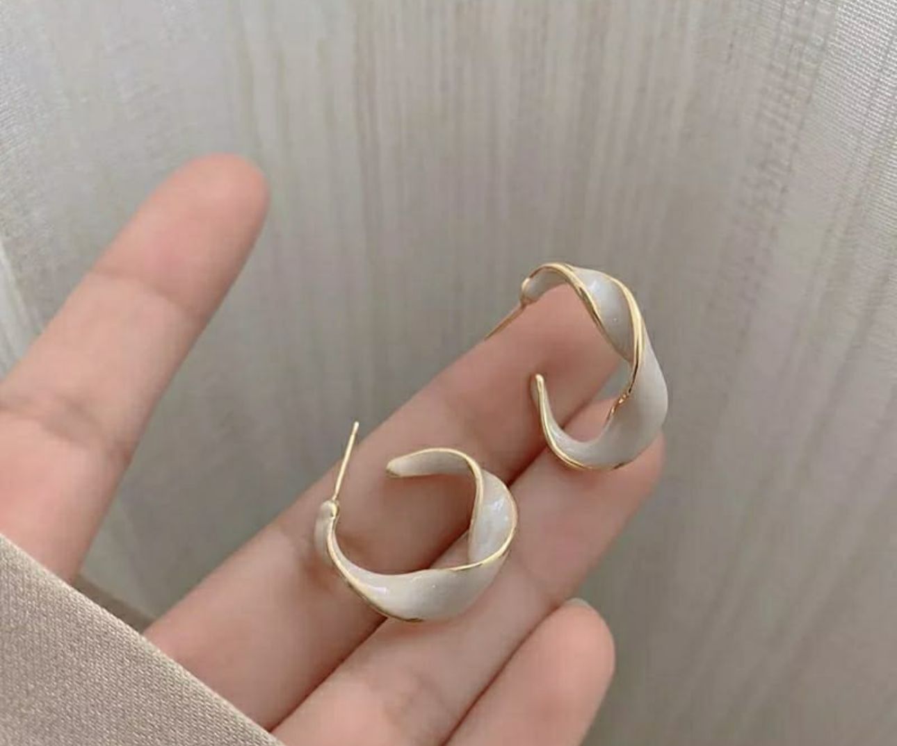 White twist Hoops - KE146