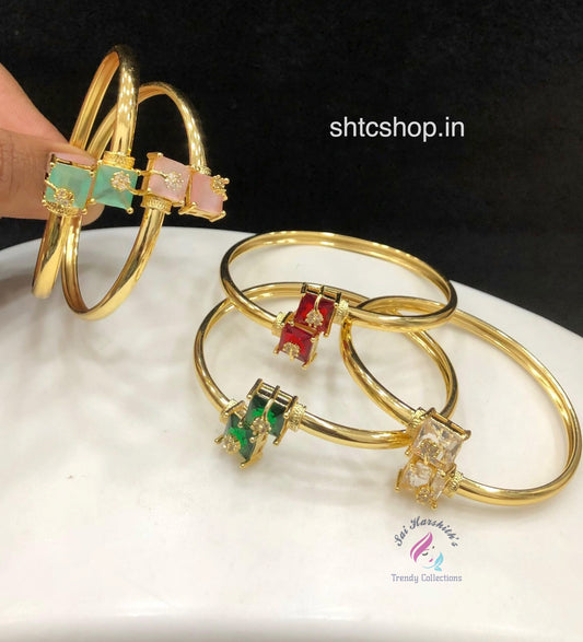Gold Finish Flexible Bracelet - SHTC1470