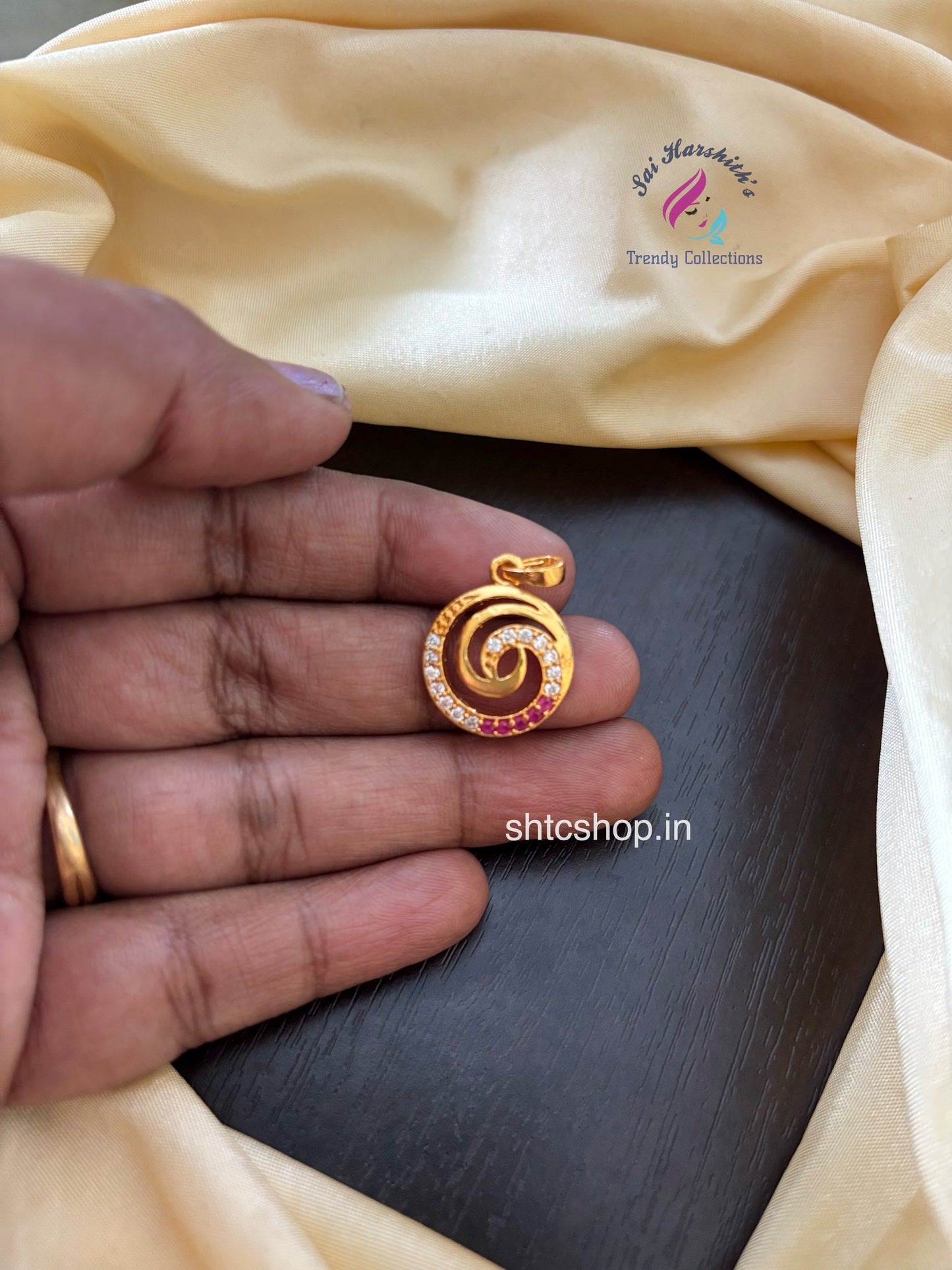 1 gm Gold Polished Pendants without any Images - SHTC1594