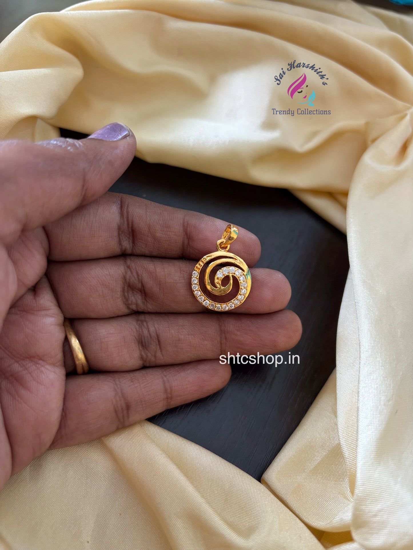 1 gm Gold Polished Pendants without any Images - SHTC1594