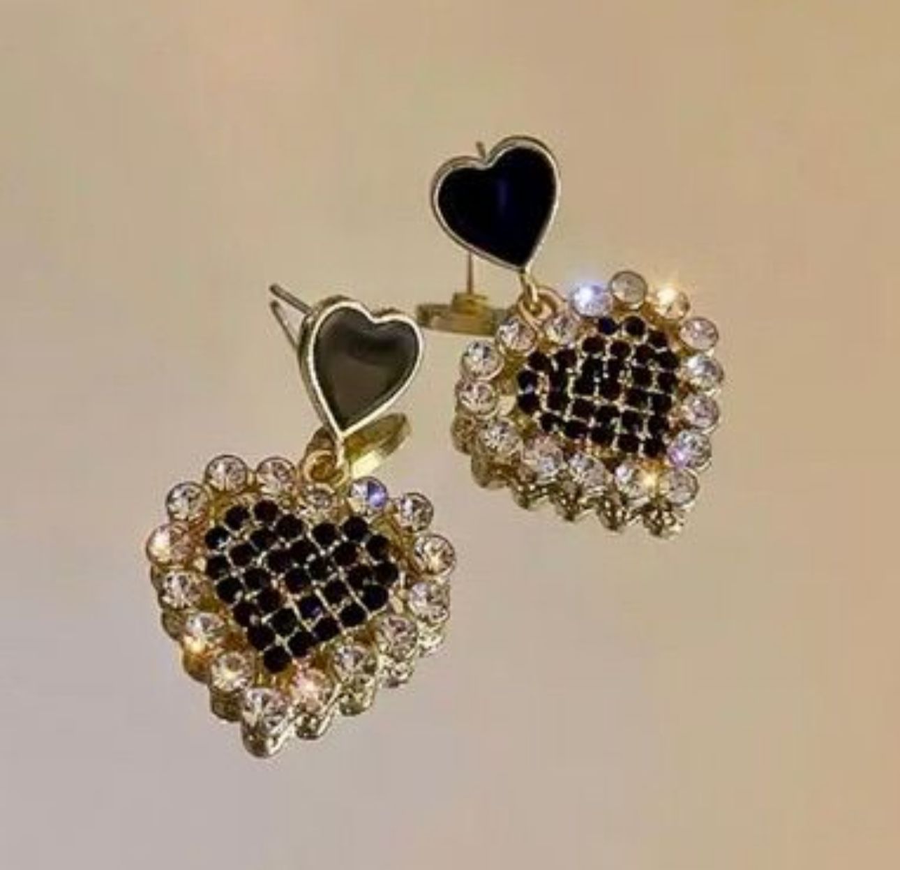 Dazzling Black Heart Earrings - KE237