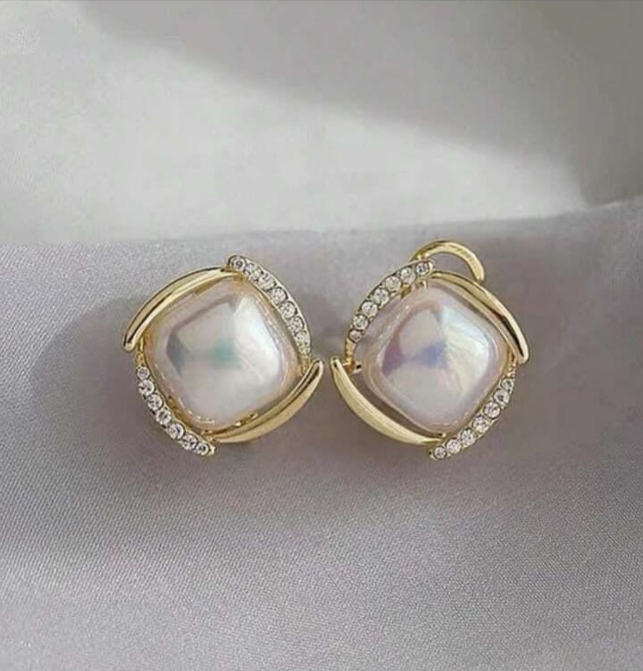 Pearl Stud with Rhinestones - KE258