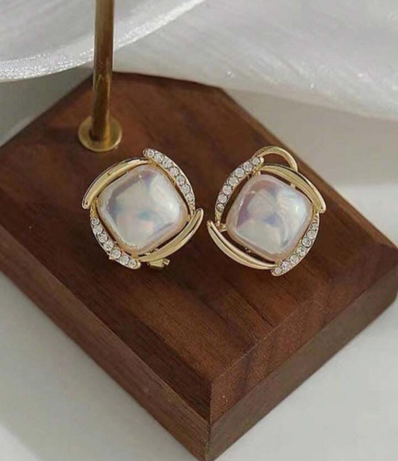 Pearl Stud with Rhinestones - KE258