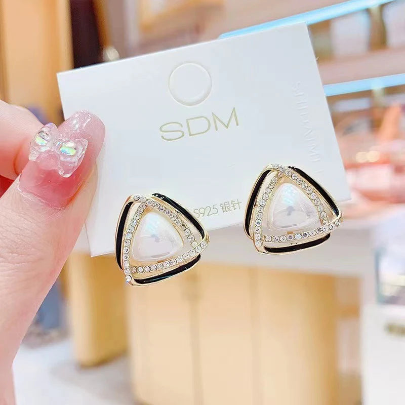 New geometric triangle pearl earrings - Black - KE472