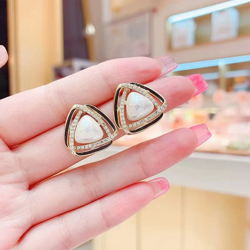 New geometric triangle pearl earrings - Black - KE472