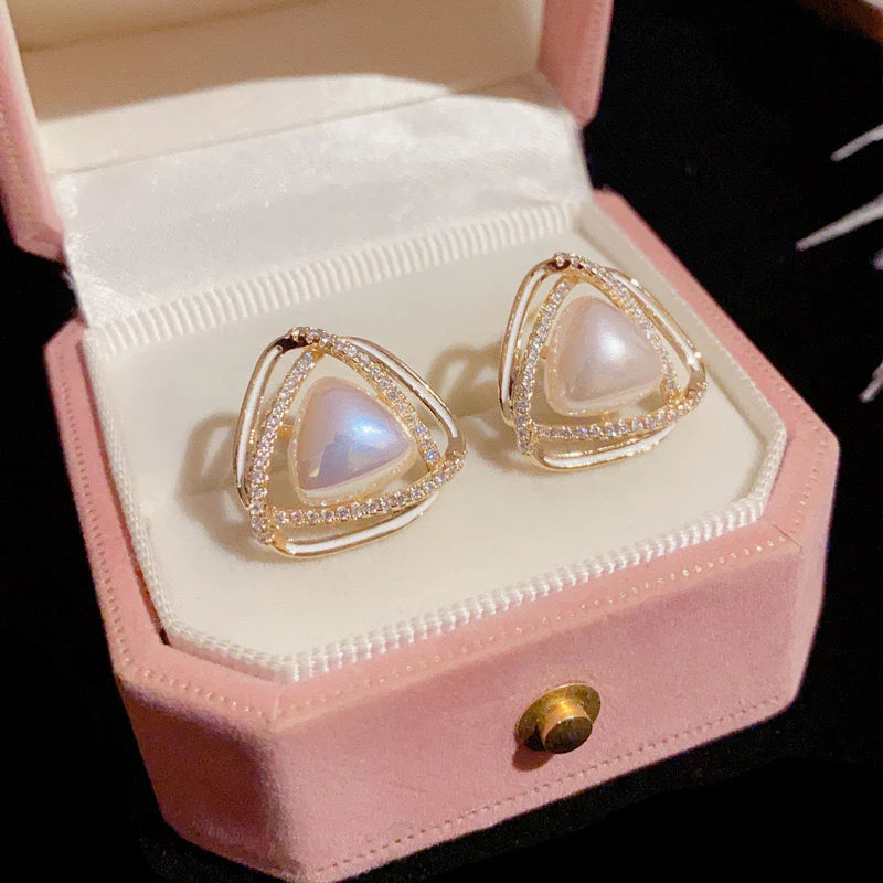 New geometric triangle pearl earrings - White - KE473